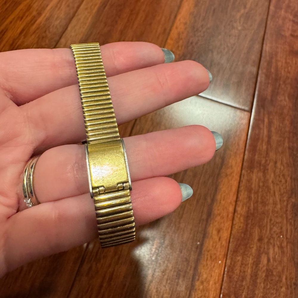 Swill Gold Analog Watch - Picture 3 of 3